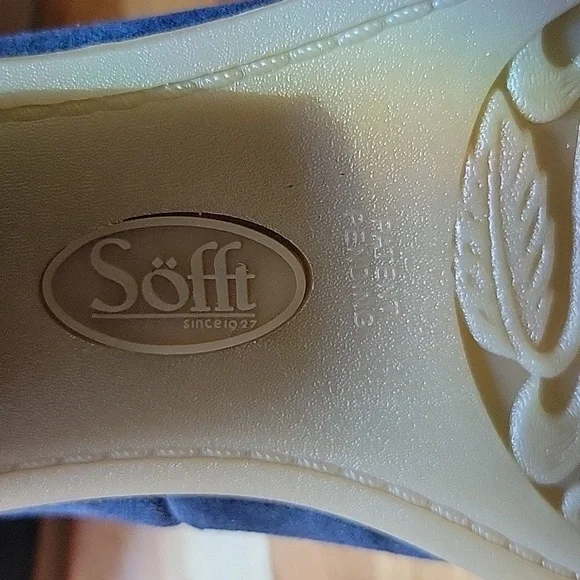 Size 6M Blue Suede Pumps - Picture 2 of 2